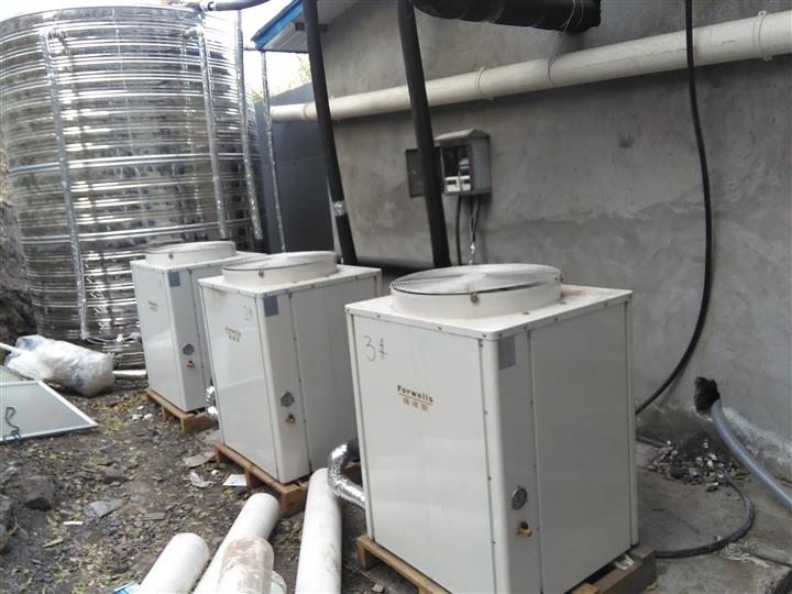 空氣能熱水器工程為什么要設置定溫度補水？